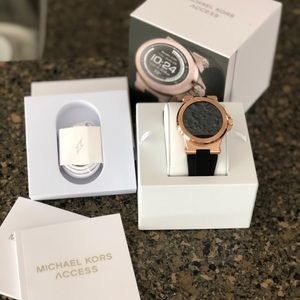 NWT Micheal Kors Dylan Smart Watch Rose Gold